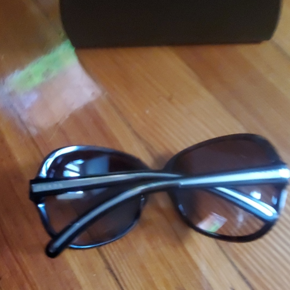 Prada sunglasses - Picture 3 of 6